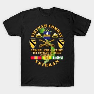 Vietnam Combat Cavalry Veteran w 2Bn 8th Cav COA - 1st Cav Div SSI T-Shirt